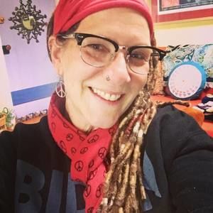 Meet your Posher, Lois